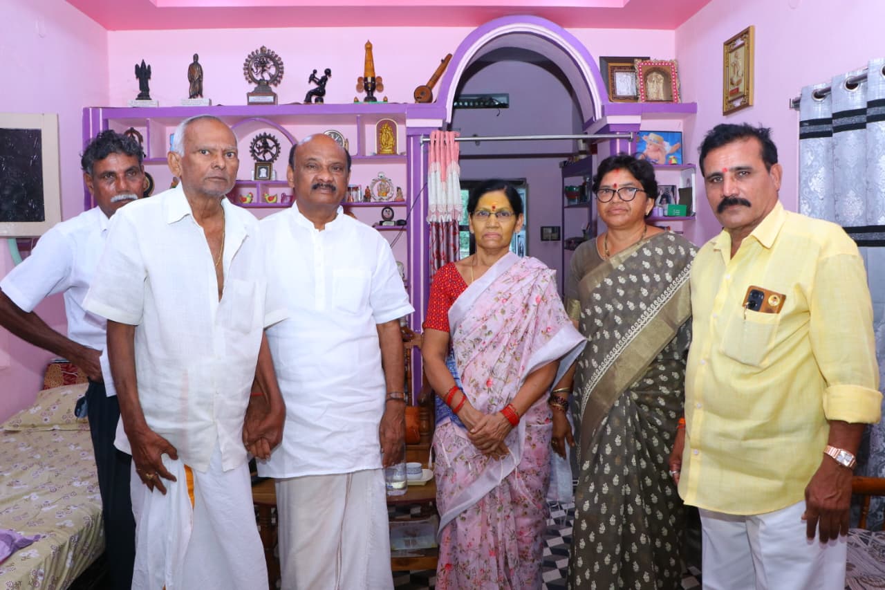 *అనారోగ్యంతో ఉన్న మాజీ జడ్పీటీసీ బలరామమూర్తిని పరామర్శించిన స్పీకర్ అయ్యన్నపాత్రుడు*