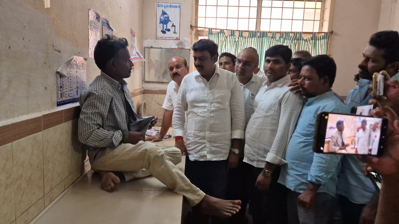 నర్సీపట్నంలో పోలీసుల థర్డ్ డిగ్రీ ఆరోపణలు వైసీపీ కార్యకర్తపై ఎస్ఐ రాజారావు అమానుషంగా వ్యవహరించారంటూ ఆరోపణలు   బాధితుడిని పరామర్శించిన మాజీ ఎమ్మెల్యే పెట్ల ఉమాశంకర్ గణేష్